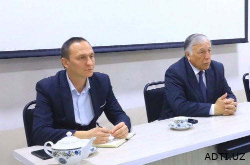 REKTOR VA TALABALAR UCHRASHUVI: TA’LIM VA KELAJAK MASALALARI MUHOKAMA MARKAZIDA