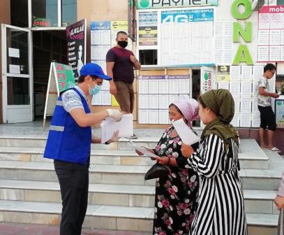 "Young volunteers" in the area of the new bazar of the city of Andijan