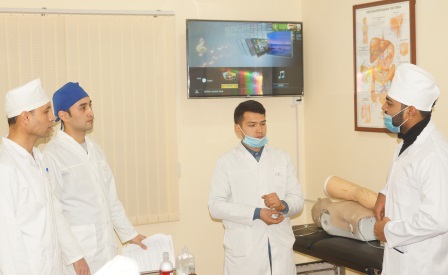 В  Андижанском  Государственном  медицинском  институте  одновременно  проводятся  онлайн  и  традиционные  занятия  для  иностранных  студентов