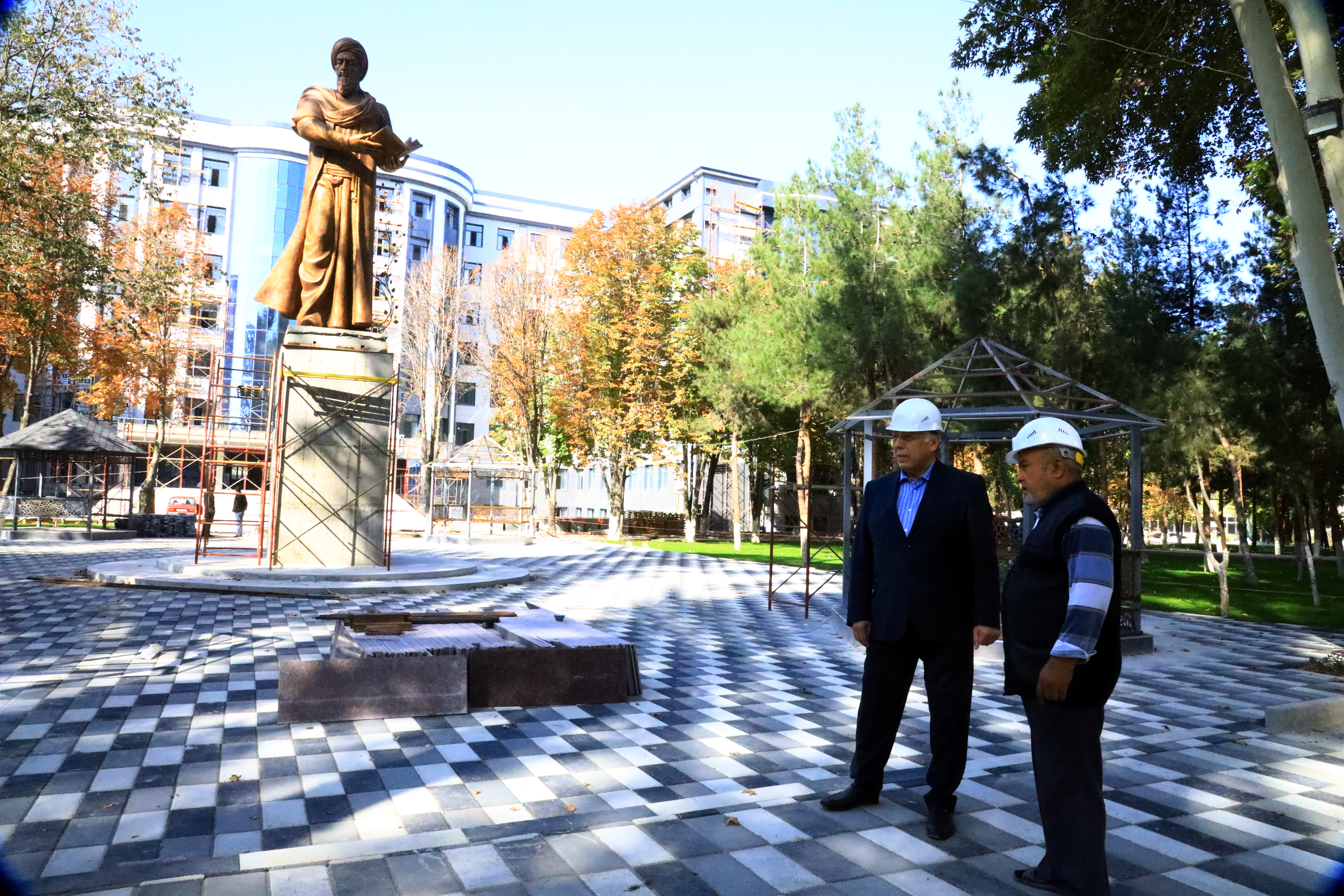 THE RECTOR OF THE INSTITUTE OBSERVED THE CONSTRUCTION PROCESSES