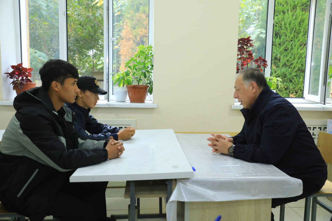 THE RECTOR OF THE INSTITUTE MET WITH YOUNG PEOPLE OF THE NEIGHBORHOOD