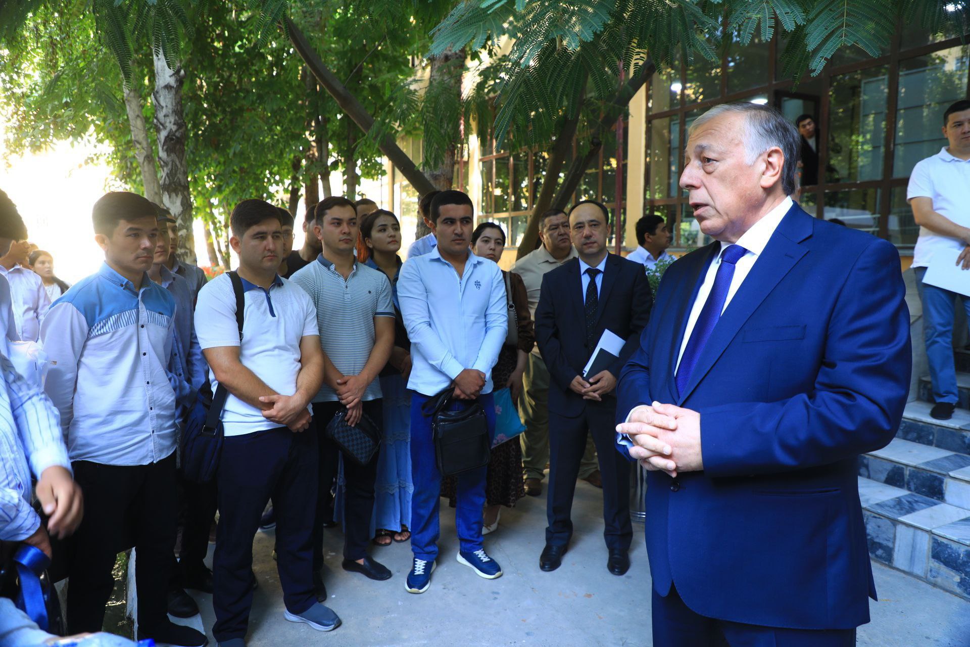 THE RECTOR MET WITH GRADUATING STUDENTS